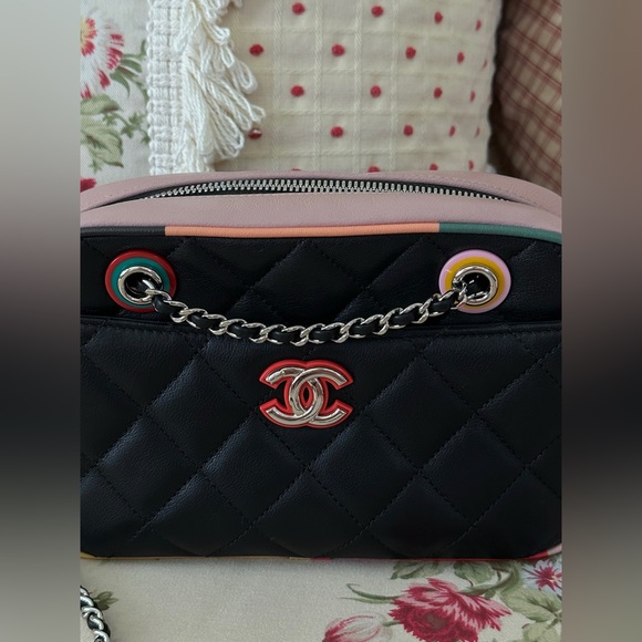 Authentic Multicolored Leather Chanel Purse. - Picture 3 of 15
